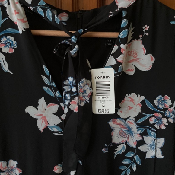 Torrid Black Floral skater dress size 0X - Picture 3 of 4